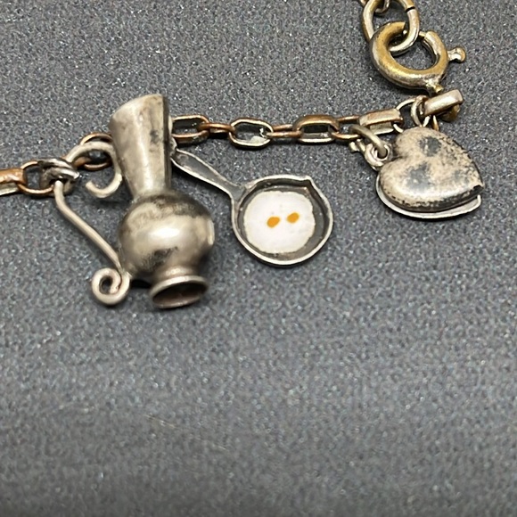 Vintage charm bracelet from French flea market. - Picture 5 of 9